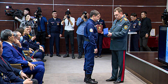 В Казахстане наградили спасателей, работавших в Турции