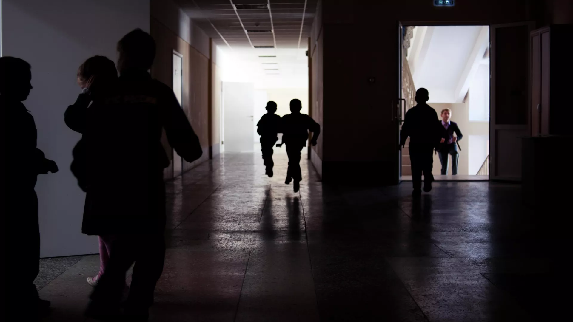 Россияне пожаловались, что учительница направила на своих учеников автомат