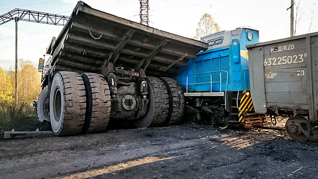 Появилось видео столкновения БелАЗа с тепловозом