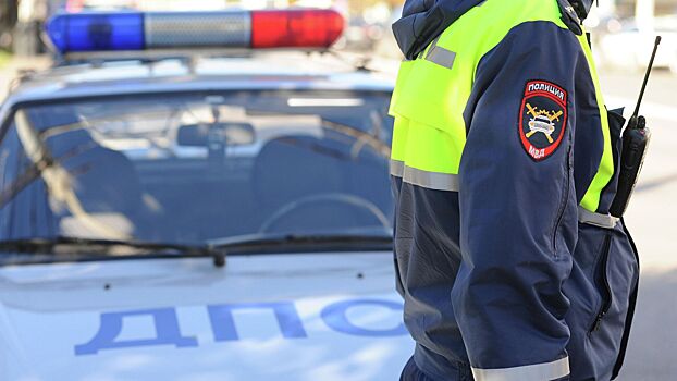 Женщина довезла дебошира до отдела полиции на капоте машины