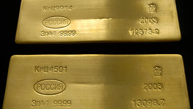Цена золота снижается на росте доллара