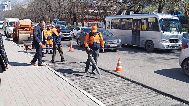 Новороссийский мэр убрал асфальт, уложенный в лужу