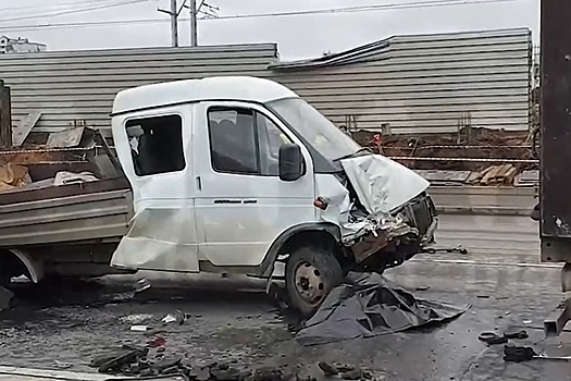 Протаранившая автомобиль рабочих на трассе в Москве фура попала на видео