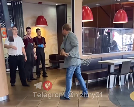 Нижегородец пытался избить металлической стойкой сотрудников ресторана на площади Революции