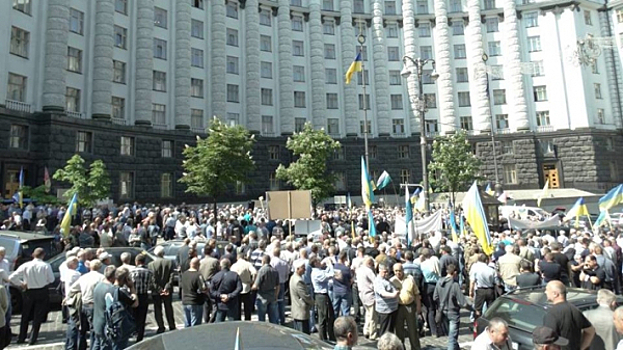 Митингующие ветераны МВД перекрыли улицу у здания кабмина Украины