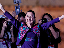 Пьяный мужчина схватил президента Мексики за грудь