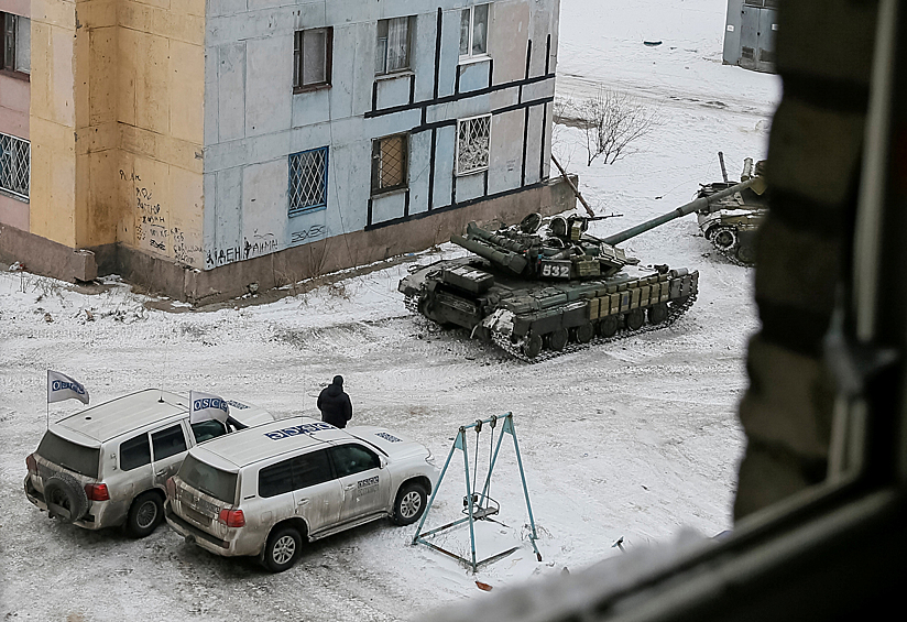 Заместитель министра обороны Украины Игорь Павловский признал, что именно киевские силовики ведут наступление в Донбассе. «На сегодняшний день, как бы оно ни было, но метр за метром, шаг за шагом наши ребята героически продвинулись вперед», — сказал он