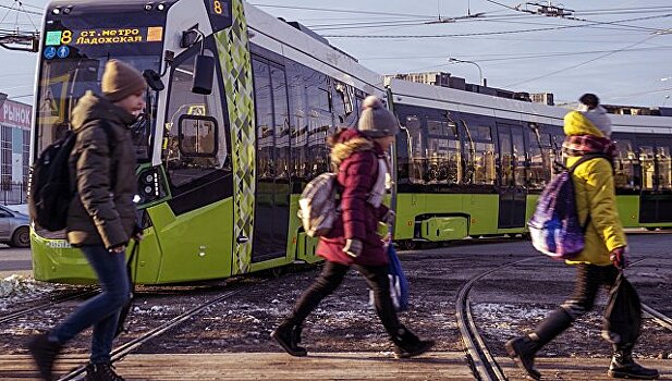 В Петербурге проверяют сообщение о повреждении окна трамвая "Чижик"