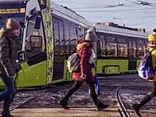 В Петербурге проверяют сообщение о повреждении окна трамвая "Чижик"