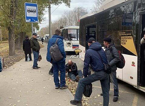 Зажатый в автобусе пассажир выпал на дорогу в Новосибирске