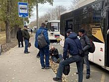 Зажатый в автобусе пассажир выпал на дорогу в Новосибирске