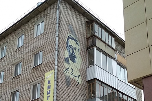 Пермский художник нарисовал на стене дома четырехметровый портрет писателя Антона Чехова