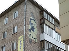 Пермский художник нарисовал на стене дома четырехметровый портрет писателя Антона Чехова