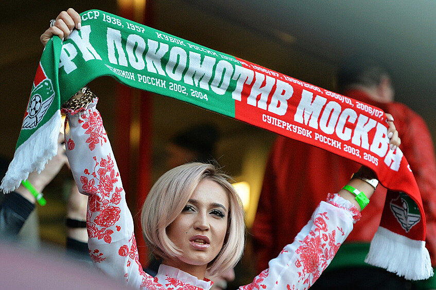 Ольга Бузова на трибуне перед матчем 26-го тура чемпионата России по футболу среди клубов Премьер-лиги между ФК «Локомотив» (Москва) и ФК «Спартак» (Москва), 2016 год