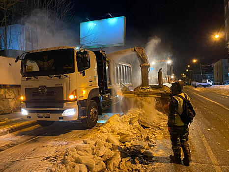 Во Владивостоке вывозят снег в ночное время