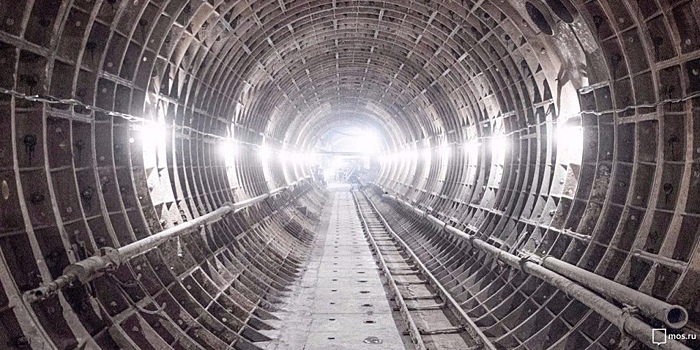 Перегонный тоннель построен между станциями «Авиамоторная» и «Нижегородская»