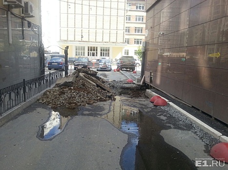 В центре Екатеринбурга коммунальщики перекрыли жильцам единственный выезд со двора