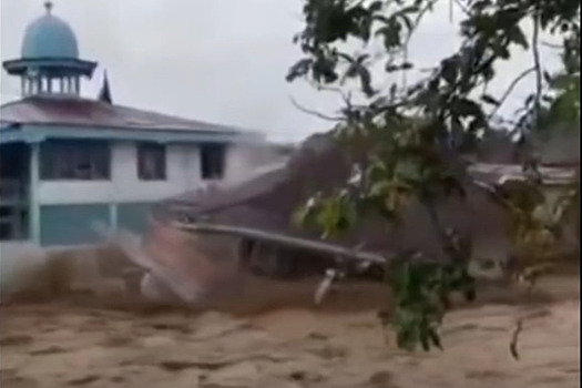 До 84 увеличилось число жертв разрушительных наводнений на Суматре