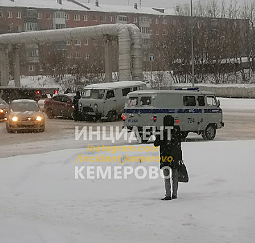 ДТП с "буханкой" произошло на оживленной улице в Кемерове
