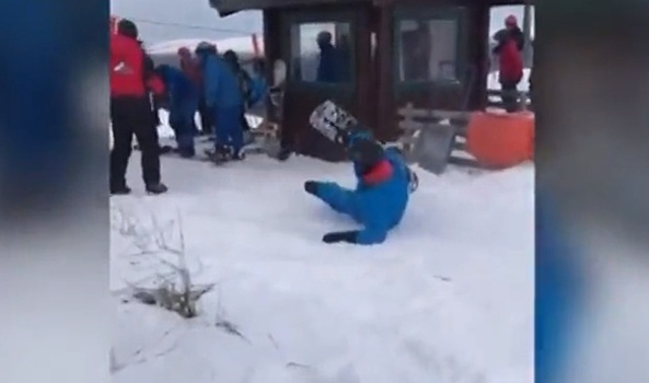 Унижение начинающих сноубордистов засняли на видео