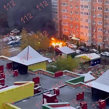 Россиянин случайно сжег пять автомобилей на парковке и попал на видео