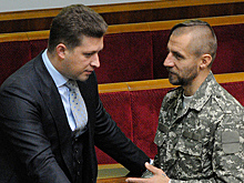 Украинский казак порвал рубашку журналисту