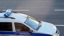 Полиция задержала повредившего 19 машин во дворе камнем россиянина