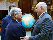 Лукашенко заявил американской делегации, что "еще живой"