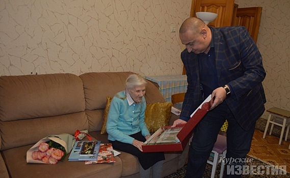 Курская область. Жительницу Железногорска поздравили со 100-летним юбилеем