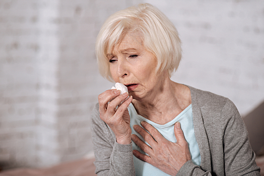 Боль и приступ кашля: врачи перечислили признаки «тихой» пневмонии