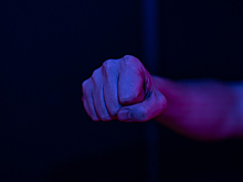 Мигрант избил женщину и ребенка