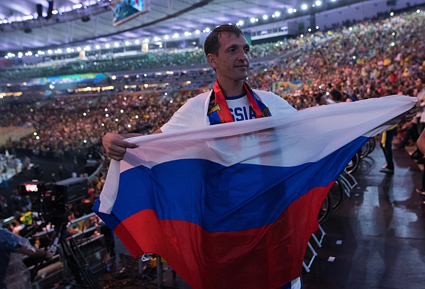 Российский болельщик на церемонии закрытия XV летних Паралимпийских игр 2016 в Рио-де-Жанейро