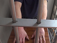 Неадекватный мужчина пытался проникнуть в школу, преследуя старшеклассницу