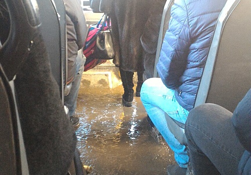 Ниагара или каток: в Архангельске пассажиры двух маршрутов ездили в грязи неделю