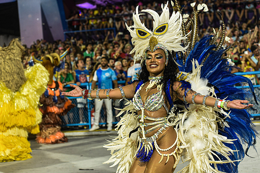 Участница карнавала на параде в Рио-де-Жанейро