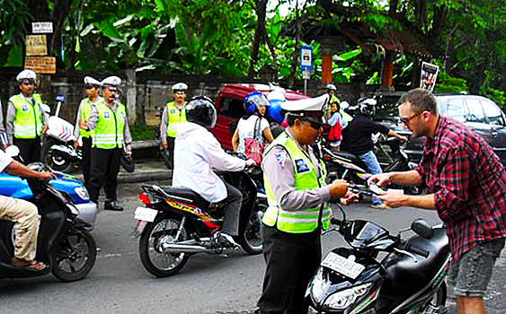 Жители Бали выявляют «неправильных» туристов и сдают их полиции
