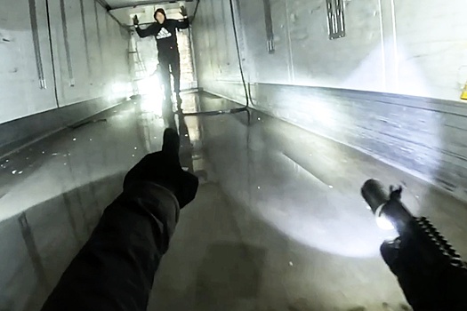 ФСБ показала видео задержания иностранцев с тонной кокаина в Гатчине