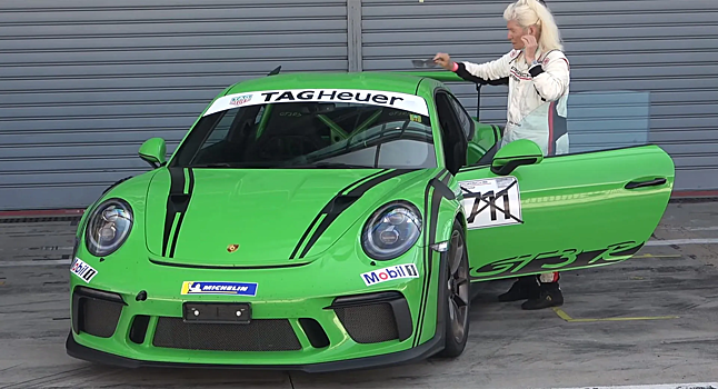 ?Бабушка преодолела трассу в Монце на своем спорткаре Porsche 911 GT3 RS