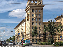 Питерский художник представил правдоподобные гербы районов города
