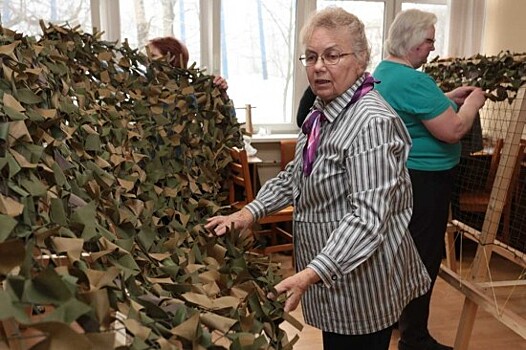 Чтобы враг не обнаружил. В Обручевском районе плетут сети для маскировки