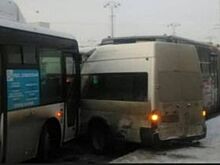 В центре Екатеринбурга два автобуса зажали в тисках маршрутку