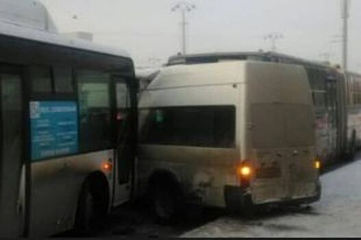 В центре Екатеринбурга два автобуса зажали в тисках маршрутку