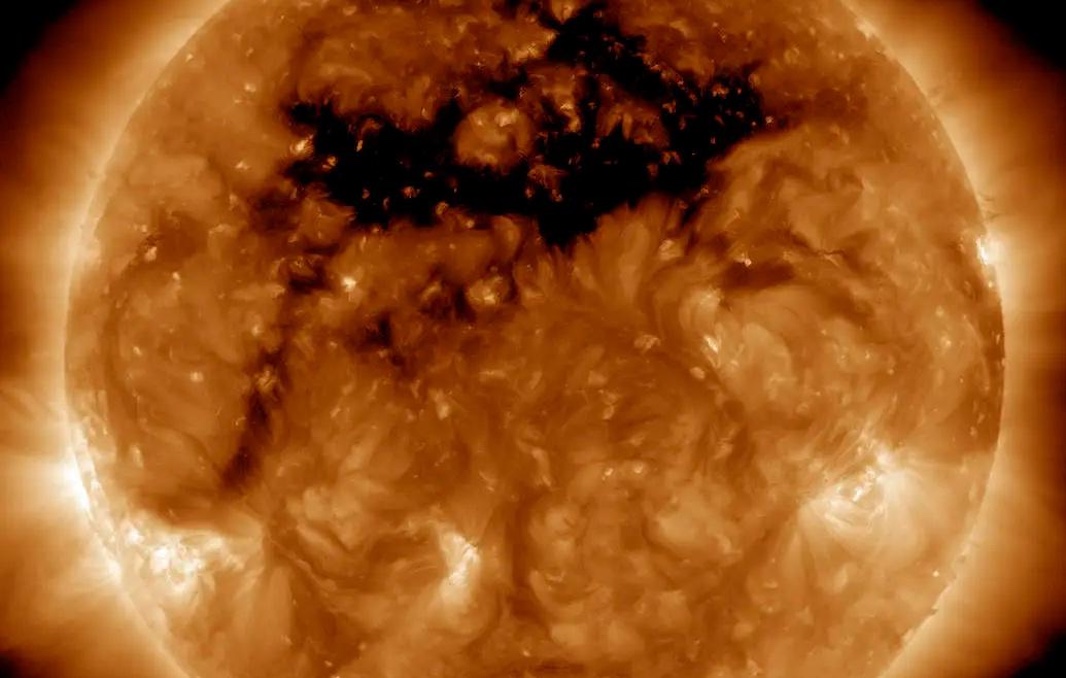 На Солнце появилась новая крупная корональная дыра