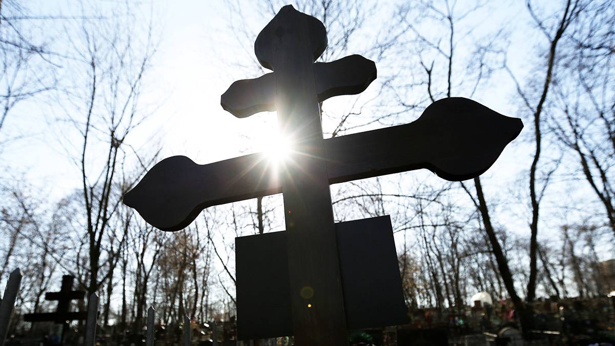 «Осквернили троих»: питерская блогерша занялась любовью на семейной могиле