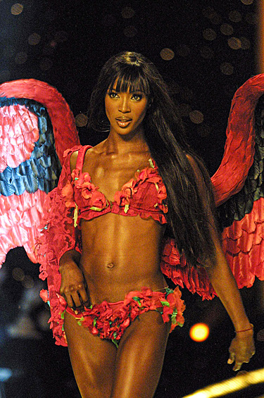 Наоми Кэмпбелл во время показа мод Victoria's Secret, 2000 год