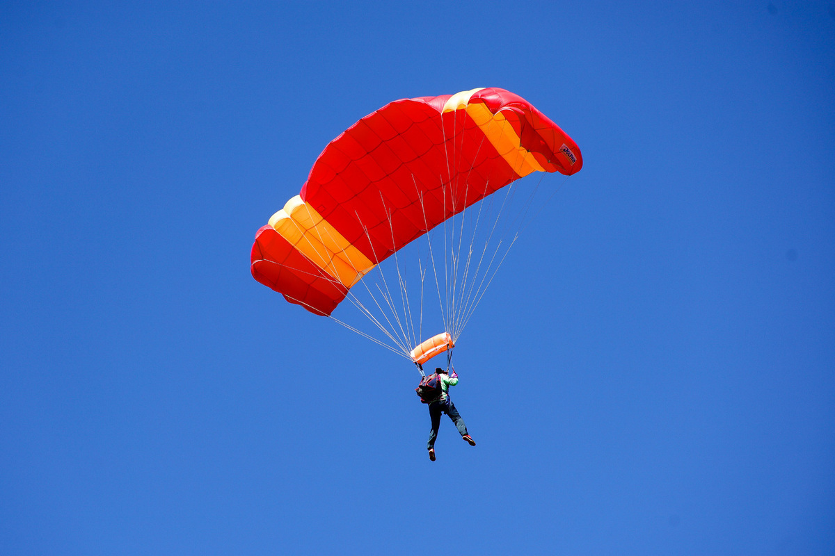 Парашютист два часа провисел на 30-метровой высоте в Подмосковье