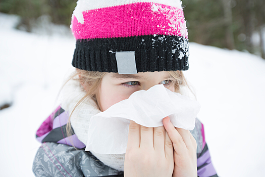 Педиатр Гладченко: зимой прогулки детей при кашле и насморке следует ограничить