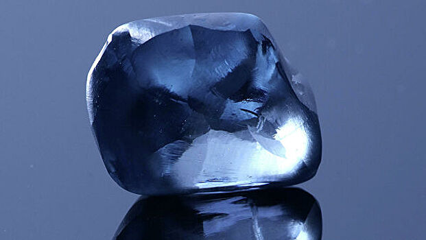 Редкий голубой алмаз продали почти за $15 млн