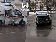 В Сибири Kia Rio протаранил авто с медиками