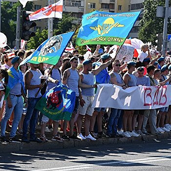 «Черный орел» с белым флагом: ветераны ВДВ «разруливают» протесты в Белоруссии